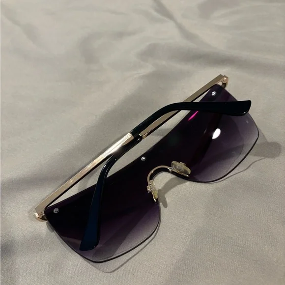 Chic Quay Sunglasses - Picture 2 of 4